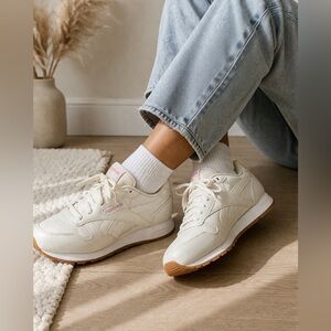 👟 Reebok Classic Leather Sneakers Womens 6.5 Ivory Cream Gum Sole Casual Shoes